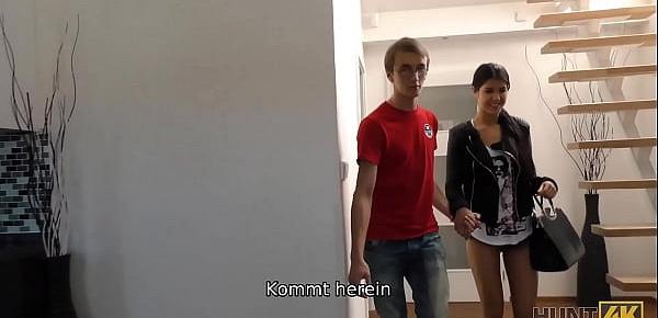 HUNT4K. Nerdy Cuckold beobachtet gehorsam den Sex von Freundinnen mit Fremden
